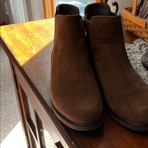 Munro Brown suede LeightonChukka Boots nwot. 9 narrow